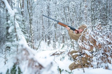 Kamuflaj giyim ayakta kışın avcı adam giymiş