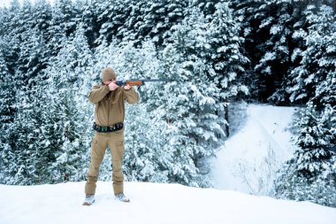 Kamuflaj giyim ayakta kışın avcı adam giymiş