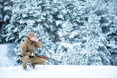 Kamuflaj giyim ayakta kışın avcı adam giymiş