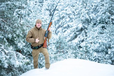Kamuflaj giyim ayakta kışın avcı adam giymiş