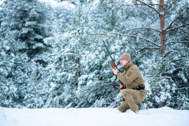 Kamuflaj giyim ayakta kışın avcı adam giymiş