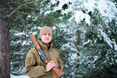 Kamuflaj giyim ayakta kışın avcı adam giymiş