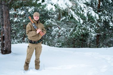 Kamuflaj giyim ayakta kışın avcı adam giymiş