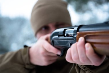 Kamuflaj Giyim Kış giyinmiş avcı adam fo çam