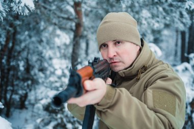 Kamuflaj giyim ayakta kışın avcı adam giymiş