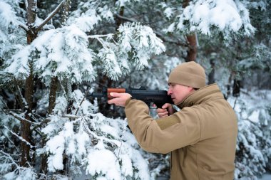 Kamuflaj giyim ayakta kışın avcı adam giymiş