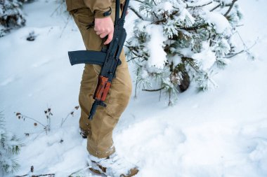 Erkekler ellerini tutmak makine, kamuflaj, savaş