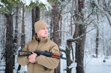 Kamuflaj giyim ayakta kışın avcı adam giymiş