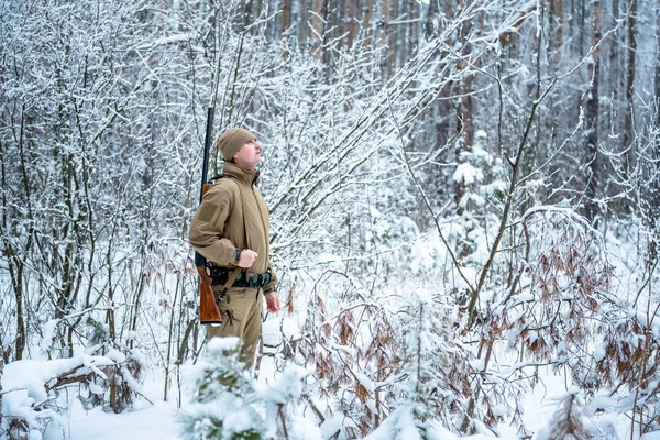 Охотник в камуфляжной одежде зимой — стоковое фото