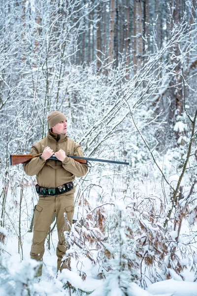 Homme chasseur vêtu de vêtements de camouflage debout en hiver — Photo