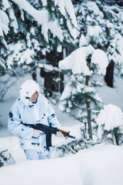 Beyaz kamuflaj avcı bir g ile güzel bir kız portresi