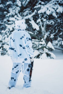 Beyaz kamuflaj avcı bir g ile güzel bir kız portresi