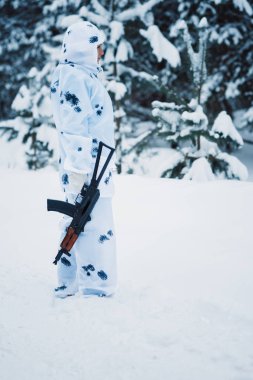 Beyaz kamuflaj avcı bir g ile güzel bir kız portresi