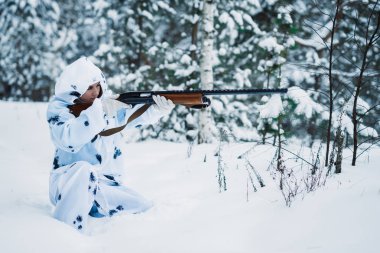 Beyaz kamuflaj avcı bir g ile güzel bir kız portresi