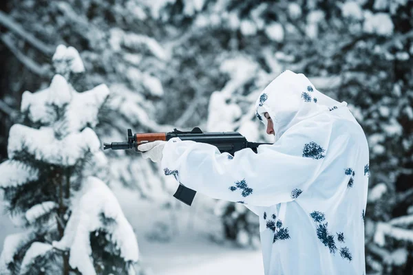 Portrait d'une belle fille en camouflage blanc chasseur avec un g — Photo