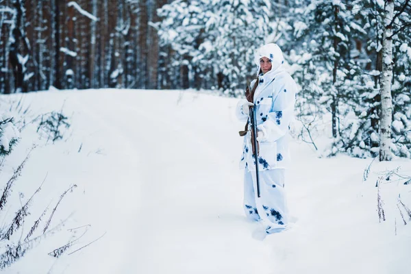 Портрет красивой девушки в белом камуфляже охотник с g — стоковое фото