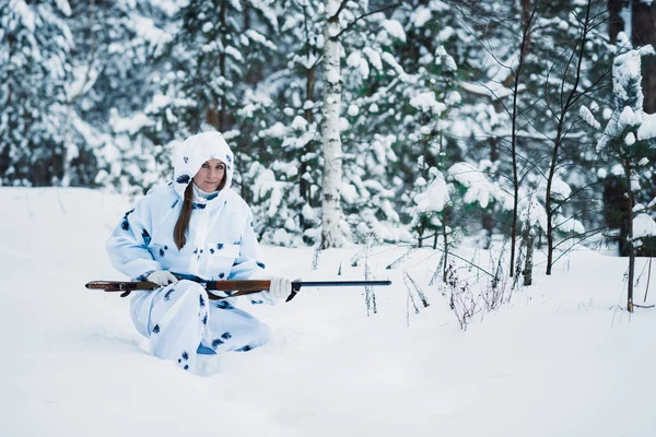 Portret piękne dziewczyny w białych kamuflażu hunter z g — Zdjęcie stockowe