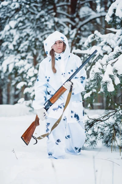 Retrato de una hermosa chica en blanco camuflaje cazador con un g — Foto de Stock