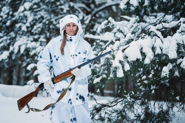 Retrato de una hermosa chica en blanco camuflaje cazador con un g — Foto de Stock