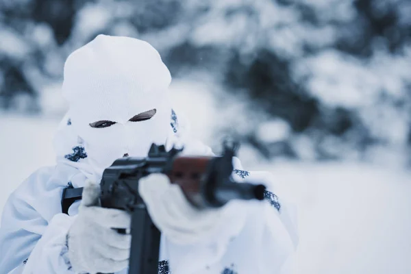 Portret van soldaat in camouflage en wit masker balaclava met — Stockfoto
