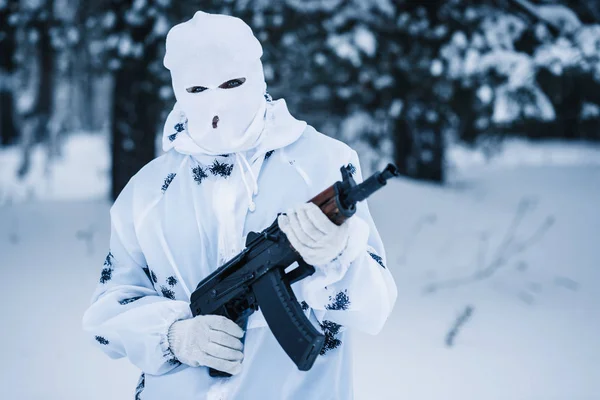 Retrato de soldado en camuflaje y máscara blanca pasamontañas con —  Fotos de Stock