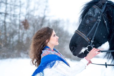 moda eşarp mavi güzel genç bir kadın portresi,