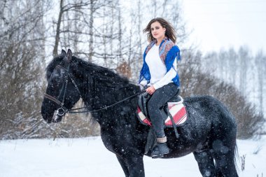 moda eşarp mavi güzel genç bir kadın portresi,