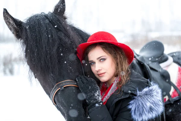 Portret pięknej młodej dziewczyny w modne czerwony kapelusz, następny — Zdjęcie stockowe