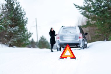 Bir araba bir wint sorunlu bir genç kadın resmi