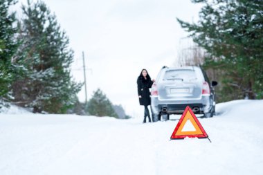 Bir araba bir wint sorunlu bir genç kadın resmi
