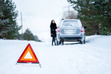 Bir araba bir wint sorunlu bir genç kadın resmi
