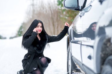 Kış Araba arızası - yardım, genç güzel kadın çağrı yol