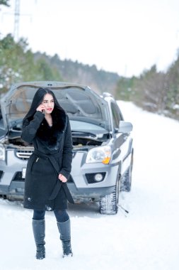 Yardım veya yardım onun araba breakdo sonra bekleyen genç kadın