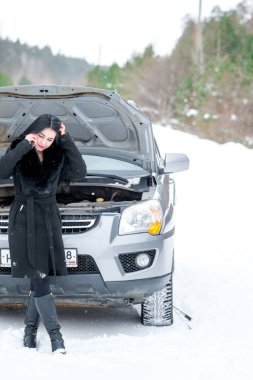 Yardım veya yardım onun araba breakdo sonra bekleyen genç kadın