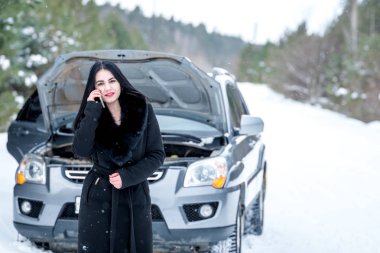 Yardım veya yardım onun araba breakdo sonra bekleyen genç kadın