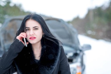 Kış Araba arızası - yardım, genç güzel kadın çağrı yol