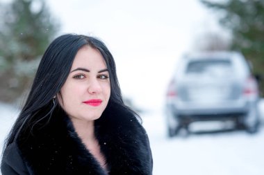 Kış orman içinde kimin arabası bozuldu, güzel bir genç kız portresi