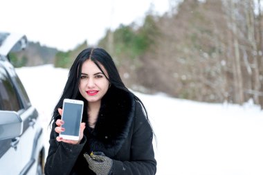 Kış Araba arızası - yardım, genç güzel kadın çağrı yol