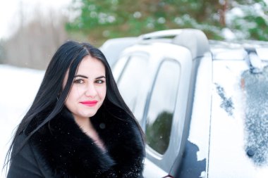 bir kış p bir arka plan üzerinde güzel bir genç kız portresi