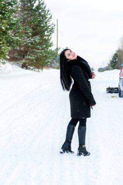 bir kış p bir arka plan üzerinde güzel bir genç kız portresi