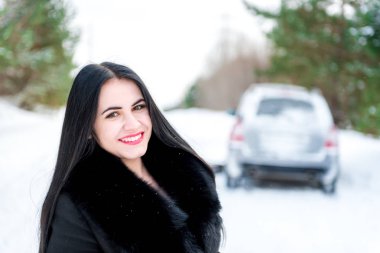 bir kış p bir arka plan üzerinde güzel bir genç kız portresi