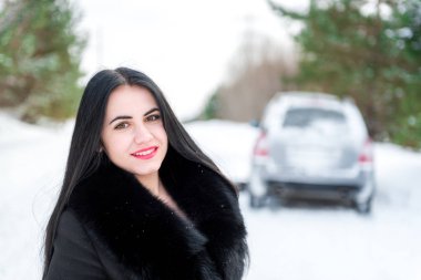 bir kış p bir arka plan üzerinde güzel bir genç kız portresi