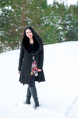 bir kış p bir arka plan üzerinde güzel bir genç kız portresi