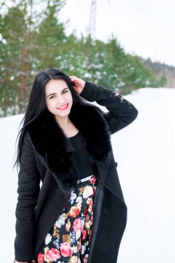 bir kış p bir arka plan üzerinde güzel bir genç kız portresi