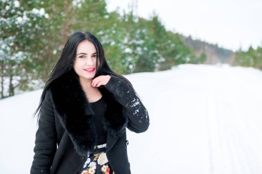 bir kış p bir arka plan üzerinde güzel bir genç kız portresi