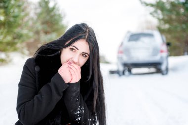 Kış orman içinde kimin arabası bozuldu, güzel bir genç kız portresi