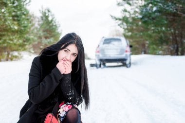 Kış orman içinde kimin arabası bozuldu, güzel bir genç kız portresi
