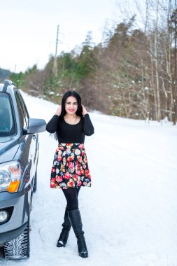 bir kış p bir arka plan üzerinde güzel bir genç kız portresi