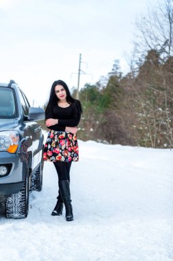 bir kış p bir arka plan üzerinde güzel bir genç kız portresi