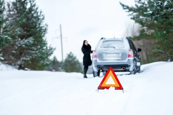 Obrázek mladé ženy mají problém s autem na Winter Edition — Stock fotografie